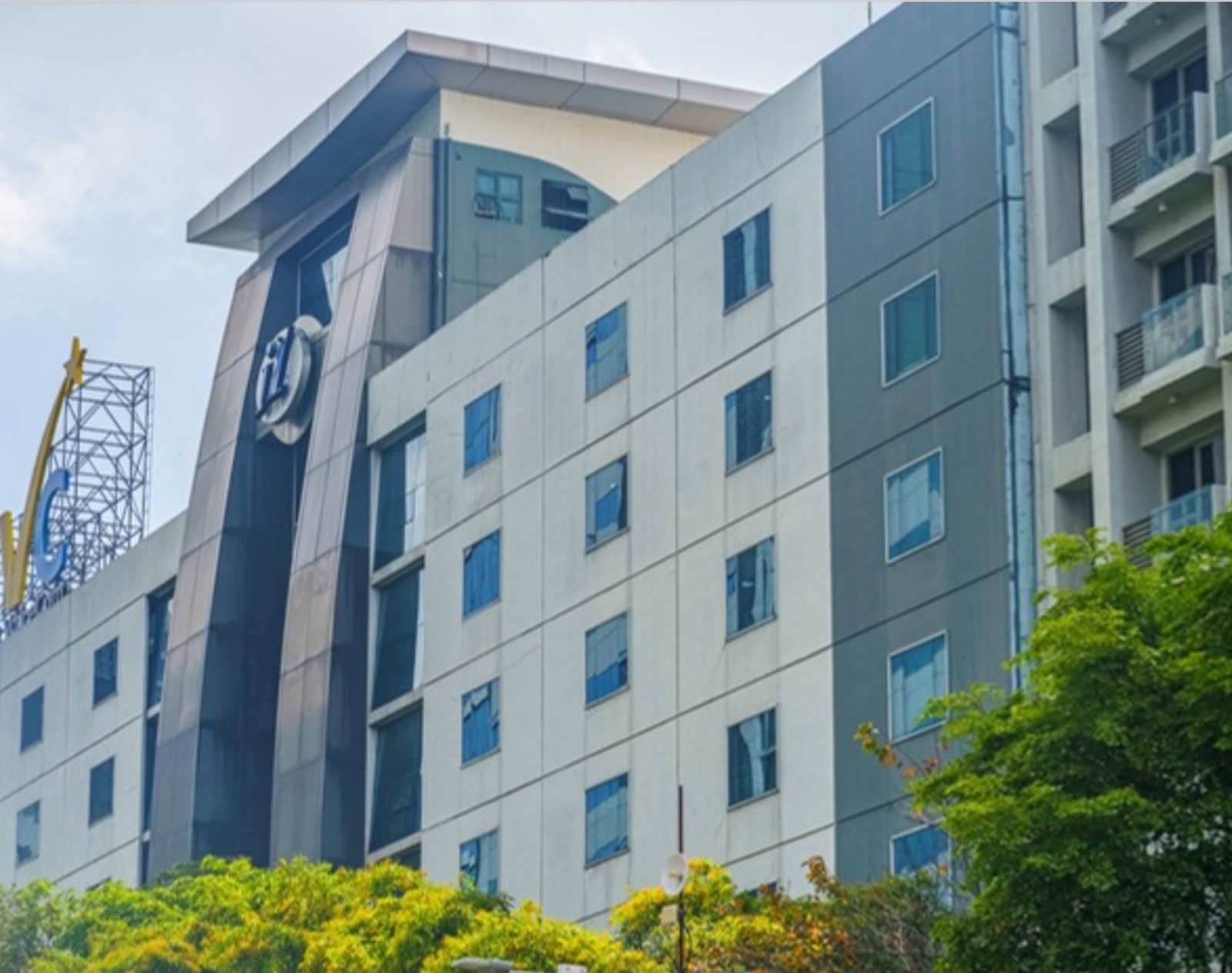 OFFICE SPACE FOR RENT AT i1 BUILDING IN CEBU I.T. PARK IN APAS, CEBU CITY