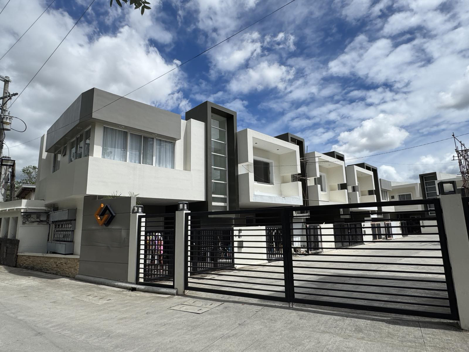 FOR SALE OVERLOOKING HOUSE AND LOT IN BANAWA CEBU CITY