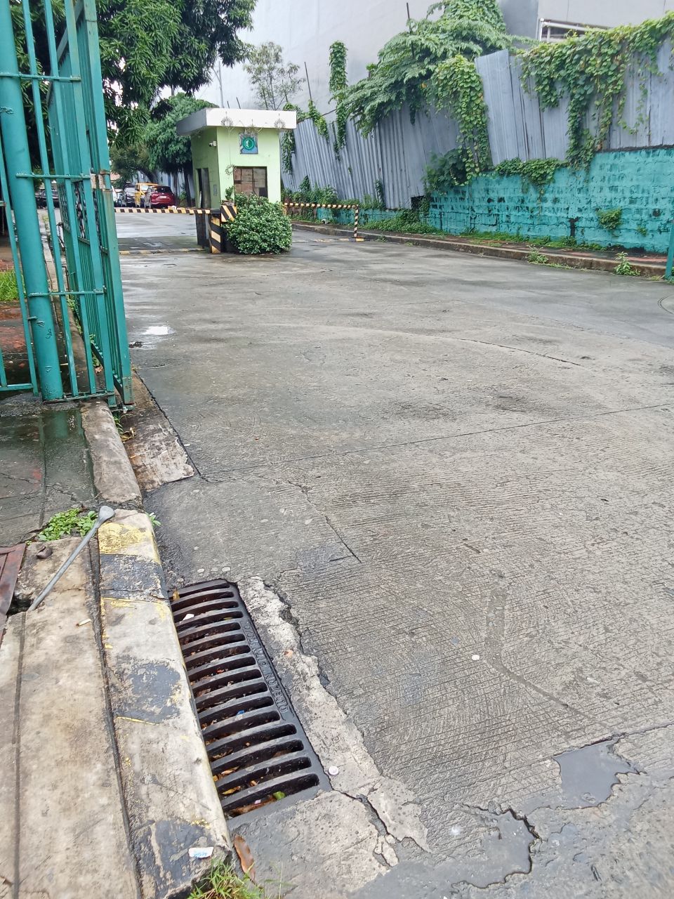 Own a QC Home While Abroad! 4-Bedroom w/2-Car Parking Space Bungalow in Fairview, Quezon City 240sqm Lot – RUSH SALE!